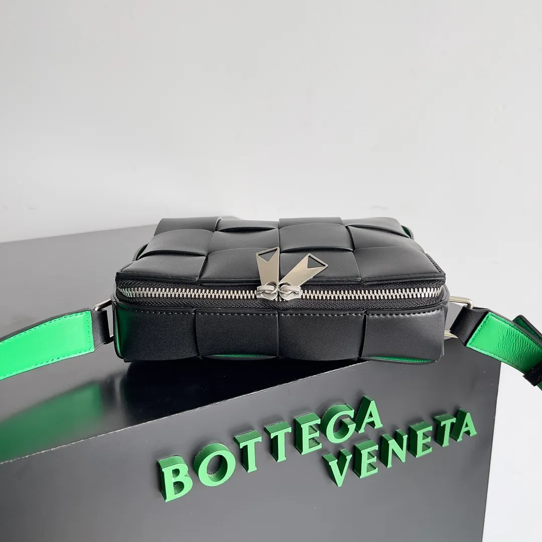 Batch 1960 BV men’s camera bag, BV men’s 2023 SS Pre Spring new camera 📷The zippered Cassette is a bit cool⭕️ Very suitable for babies who like to be low-key and unassuming, this bag is really boyfriend-friendly💪, it should be worn with a windbreaker or sweater in autumn and winter. Imported Italian calfskin, the quality is visible, and the capacity is completely OK. Style number: 730027 Size: 20*15*5